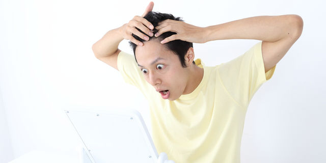 薄毛に悩む男性
