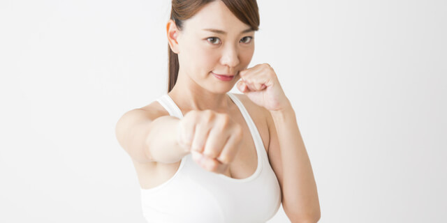 ボクシングする女性