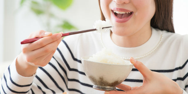 白米を食べる女性