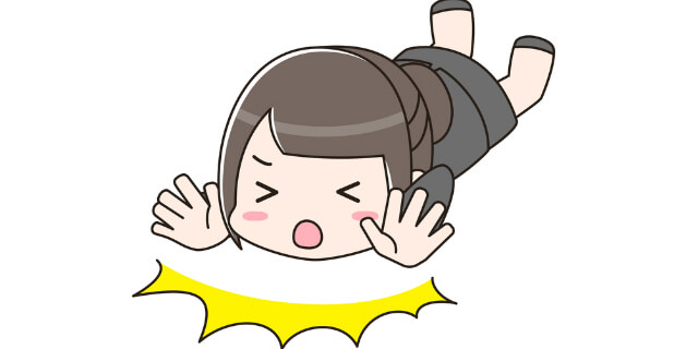 転倒する女性