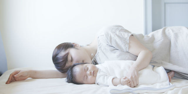 赤ちゃんに添い寝するママ