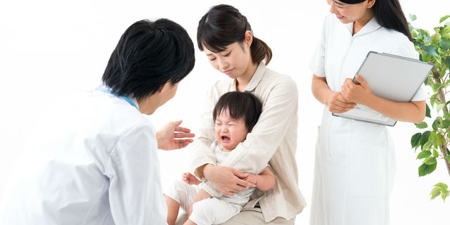 小児科で診察を受ける乳児