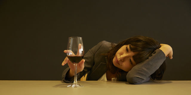 寝酒のワインを飲む女性