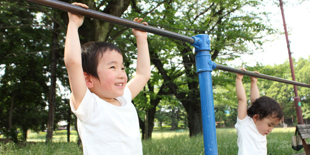 子どもの鉄棒遊び