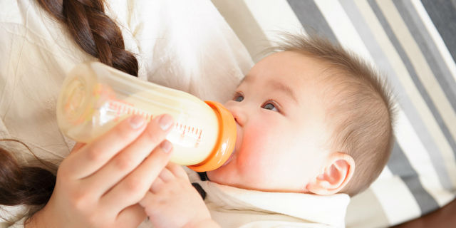 哺乳瓶でミルクをあげる