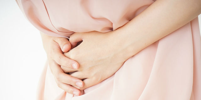 腹痛の女性