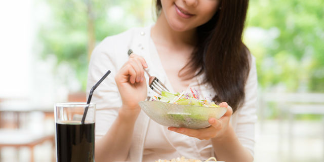 ゆっくり食べる女性