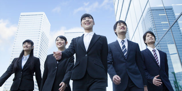 自信を持って歩く社会人