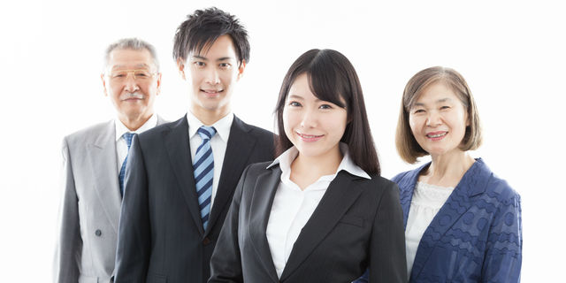 子どもを見守る親