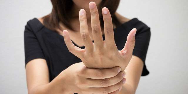 若い女性に多い？手首にできる「ガングリオン」の原因と治療法