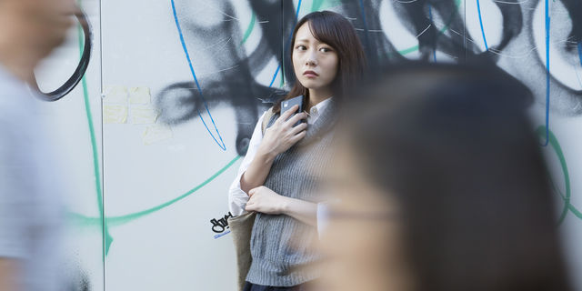 視線を気にする女性
