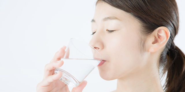 水分補給する女性