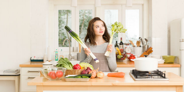 献立考える女性