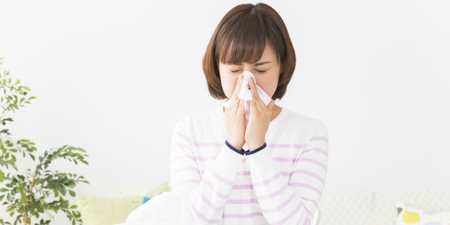 風邪を引いた女性