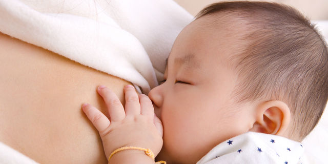 母乳を与える母親