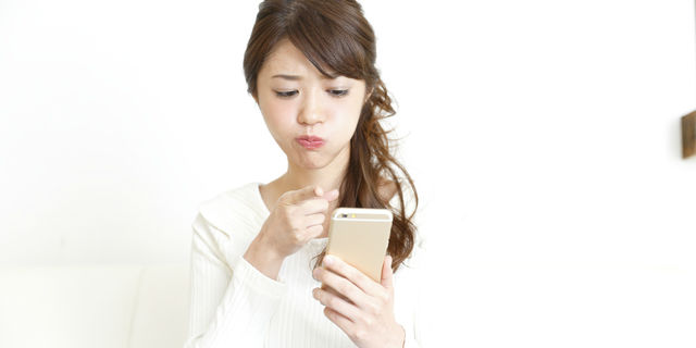 SNSのニュースを見る女性