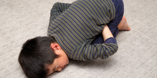 腹痛の男の子
