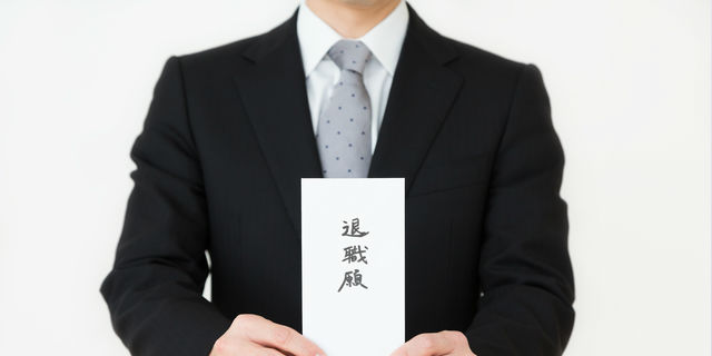 退職願を出す男性
