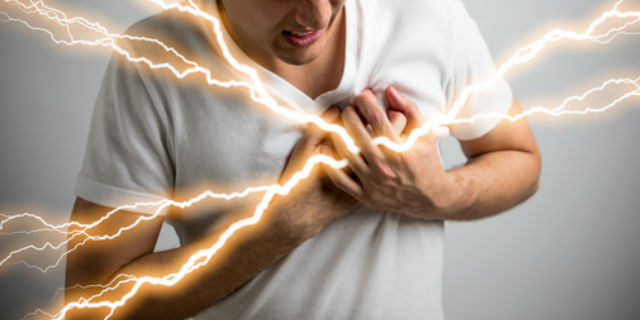 左胸に激痛が走っている男性