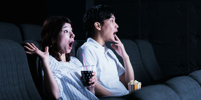 映画館で映画を楽しむカップル