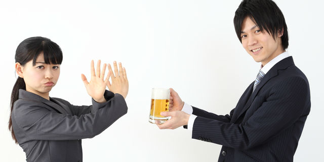 お酒を断る女性