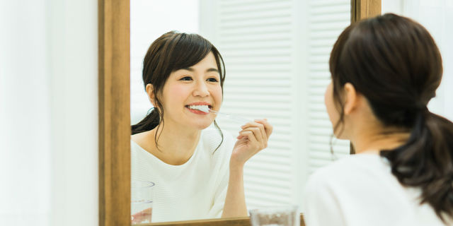 歯磨きをする女性
