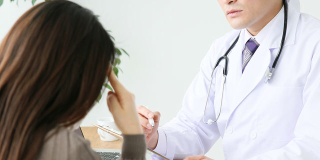 耳鼻科で診察を受ける女性