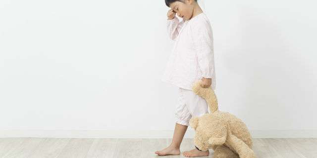 夜中に急に叫び出す？子どもの夢遊病・夜驚症の原因と対処法