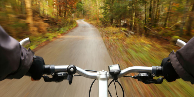 自転車を漕ぐ