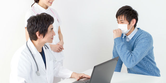 病院を受診する男性