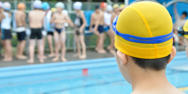小学生のプールの授業