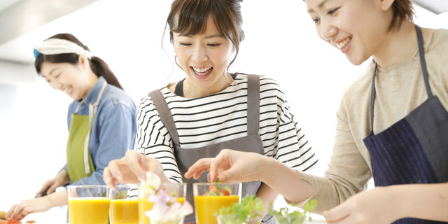 お菓子作りをする女性