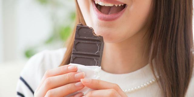 チョコを食べる女性