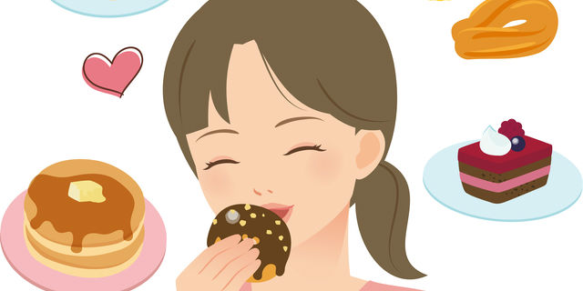 お菓子を嬉しそうに食べる女性