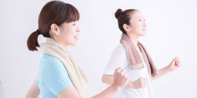 ウォーキングする女性