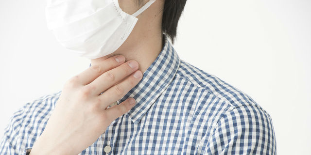 マスクをかける男性