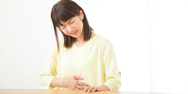 胃痛の女性