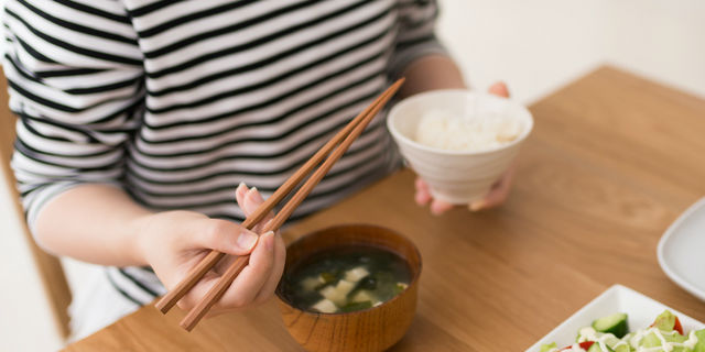 食事をする女性
