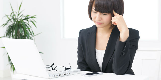 頭痛の女性
