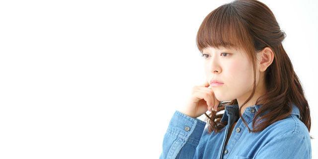 悩む女性