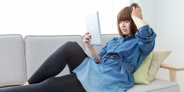 髪をいじる女性