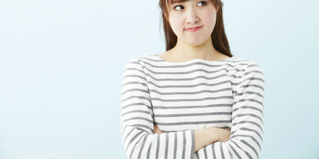 腕を組む女性