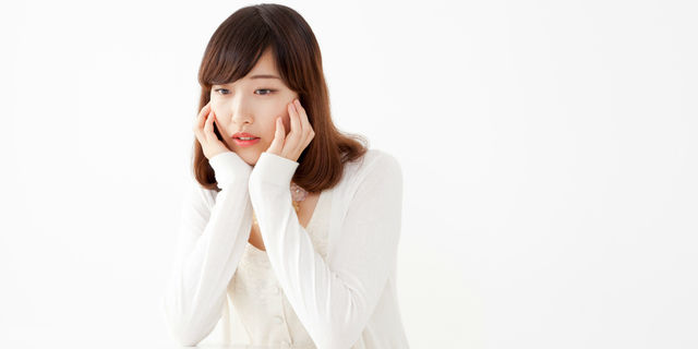 頬杖をつく女性