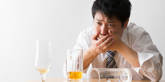 飲酒で嘔吐する男性