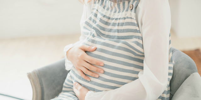 妊娠によるつわりで嘔吐しそうな妊婦