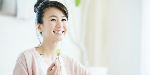 胃酸過多を予防するために分食する女性