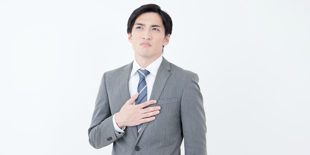 胸やけで胃酸過多を疑う男性