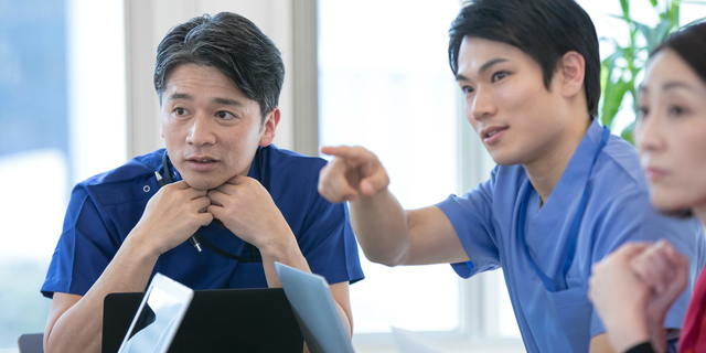 産業医として会社に提案する医師
