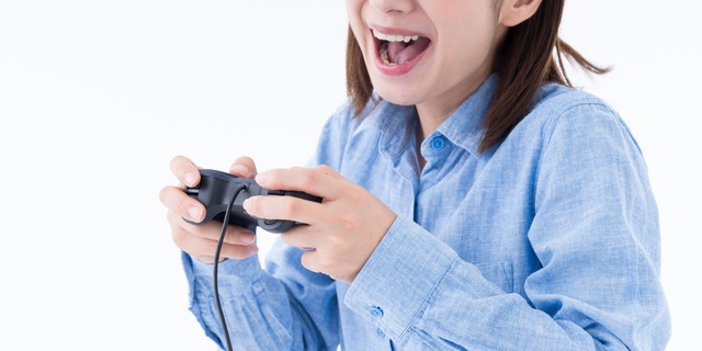 ゲームをかなり楽しんでいる女性
