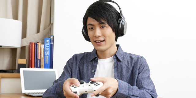 ゲームをやりすぎている男性